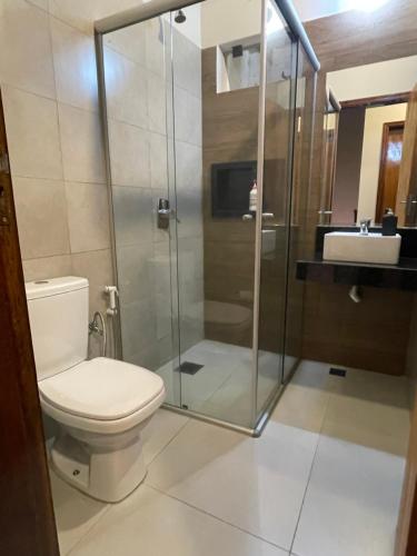 Un baño con inodoro y ducha de cristal. en CDE duplex Rent II - 2 Dormitorios - 4 camas, en Ciudad del Este