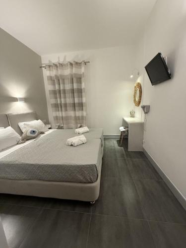 Una cama o camas en una habitación de Dilion Hotel