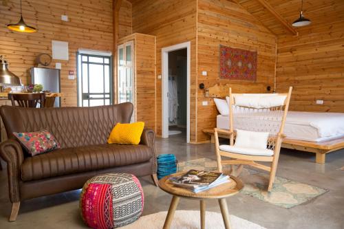 Ruang duduk di Assaf Boutique Winery & Cabins