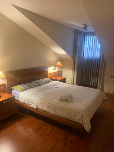sypialnia z dużym łóżkiem i oknem w obiekcie Atico centro Oviedo 3hab+garaje+terraza+wifi w mieście Oviedo