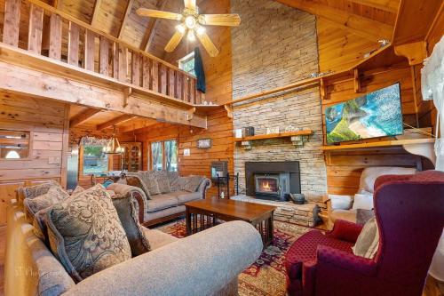 Χώρος καθιστικού στο Burning Tree cabin