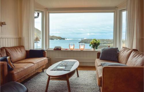 Una sala de estar con dos sofás y una gran ventana. en 3 Bedroom Nice Home In Straumsjøen, en Straumsjøen