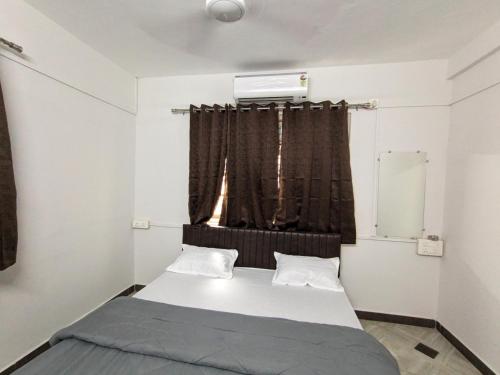 Una cama o camas en una habitación de Annpurna Residency