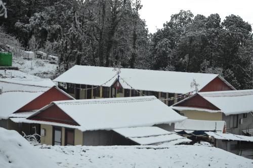 a village covered in snow at Hotel mardi station in Astam