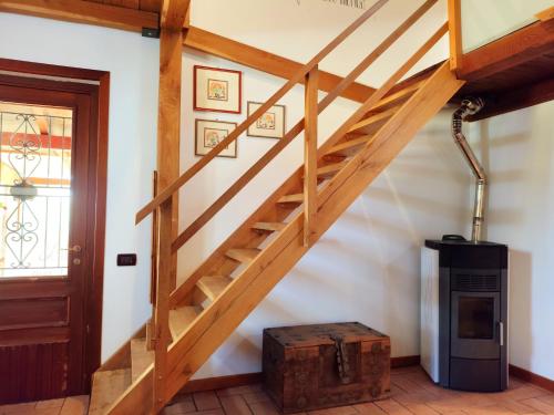 a wooden staircase in a room with a wooden door at "La casetta" indipendente, con ampio spazio verde in Fontechiari