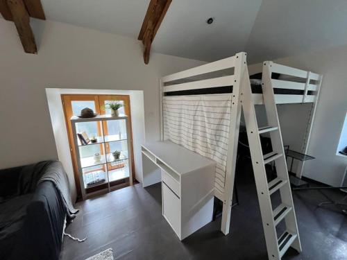 Cette chambre dispose de lits superposés et d'une échelle. dans l'établissement Petite maison ardéchoise, à Saint-Michel-de-Chabrillanoux