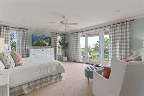 Ένα ή περισσότερα κρεβάτια σε δωμάτιο στο The Tower House at East Beach - 4204 Ninth Street