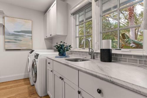 Η κουζίνα ή μικρή κουζίνα στο The Tower House at East Beach - 4204 Ninth Street