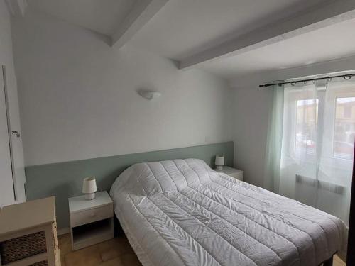 - une chambre avec un lit, 2 tables de nuit et une fenêtre dans l'établissement Maison au bord de la mer, à Poggio-Mezzana