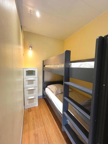 une chambre avec deux lits superposés et une commode dans l'établissement Studio Jade a 100m de la plage, à Hyères