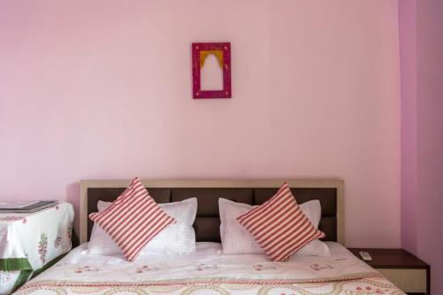 Postel nebo postele na pokoji v ubytování Rosa Stays- Lux 3BHK Home with Modern Comforts