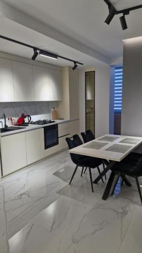 a kitchen and dining room with a table and chairs at Air-Moldova Dacia in Chişinău
