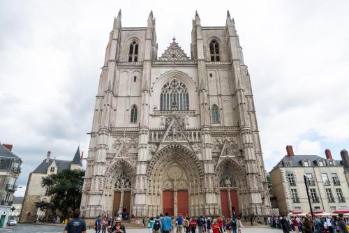 a large cathedral with people standing in front of it at SOZO Hotel in Nantes