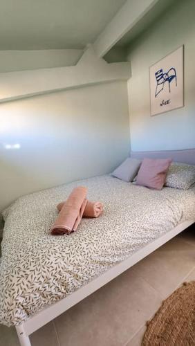 un lit avec deux oreillers dessus dans une chambre dans l'établissement Studio ensoleillé avec terrasse, à Nice