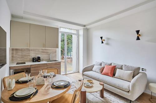 un salon avec une table et un canapé dans l'établissement Charming flat Jardin du Luxembourg Montparnasse, à Paris