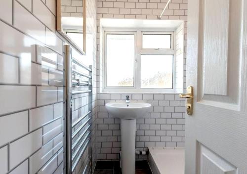 Ένα μπάνιο στο Home in Reading Berkshire - for Contractors & Families with Free Parking & WiFi