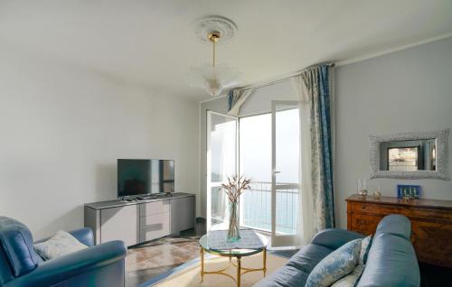 Μια τηλεόραση ή/και κέντρο ψυχαγωγίας στο 5 Bedroom Beautiful Home In Cipressa