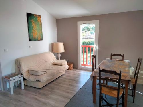 un salon avec un canapé et une table dans l'établissement T3 cadre champêtre Saint Jean de Luz, à Saint-Pée-sur-Nivelle