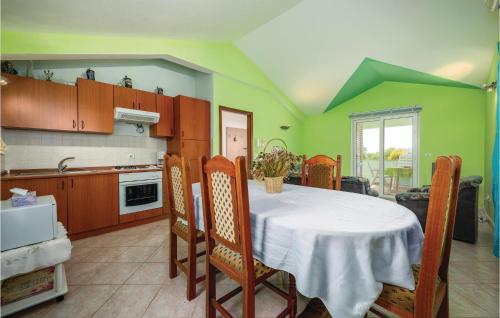 Dapur atau dapur kecil di Two-Bedroom Apartment In Svlovrec