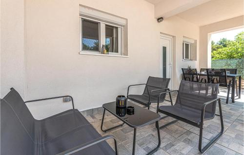a waiting room with chairs and a table at 2 Bedroom Cozy Apartment In Zaboric in Zaboric