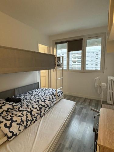 une chambre avec un lit superposé et deux fenêtres dans l'établissement 4 Beds Apartment close PARIS center, à Vanves