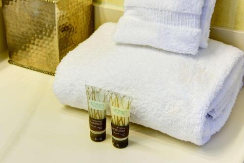 Кровать или кровати в номере Port Inn and Suites Portsmouth, an Ascend Collection Hotel