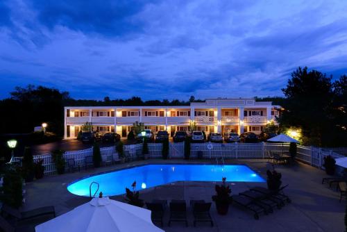 Бассейн в Port Inn and Suites Portsmouth, an Ascend Collection Hotel или поблизости