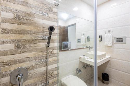 Ένα μπάνιο στο Hotel Panickers Residency - Ajmal Khan Market Near Karol Bagh Metro