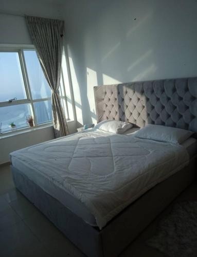 Llit o llits en una habitació de Elegant Sea View Bedroom with Shared Balcony and WC, Spacious and Serene Retreat - ROOM INSIDE APARTMENT