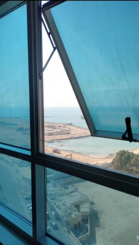 アジュマーンにあるElegant Sea View Bedroom with Shared Balcony and WC, Spacious and Serene Retreat - ROOM INSIDE APARTMENTの空港展望窓からの眺め