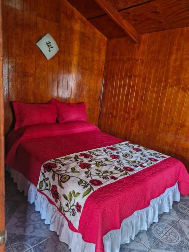 Ein Bett oder Betten in einem Zimmer der Unterkunft Hostal Makohe Rapa Nui