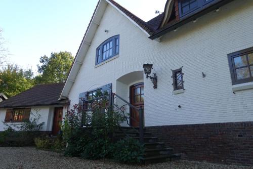a white house with a staircase in front of it at Huisje Bommelstein in Joure