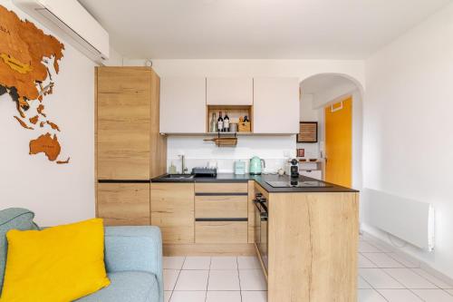 - une petite cuisine avec un canapé bleu dans une chambre dans l'établissement Cocon comfortable vue mer, Clim et parking, à Sanary-sur-Mer