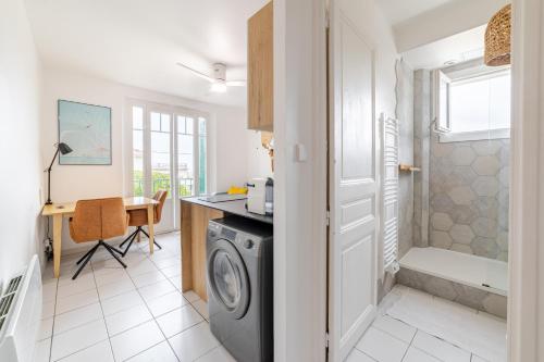 une cuisine avec une machine à laver dans une pièce dans l'établissement Cocon comfortable vue mer, Clim et parking, à Sanary-sur-Mer