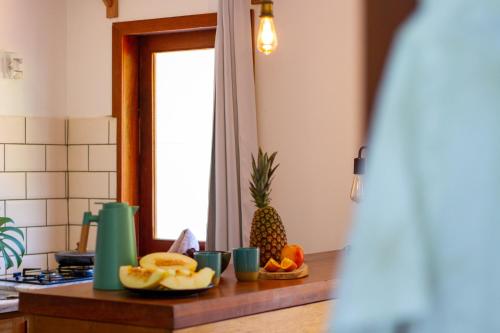 a kitchen counter with a bowl of fruit on it at Villa Estrela Bungalow in Itacaré