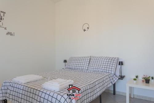 Postel nebo postele na pokoji v ubytování Bnb of the Nations, parking , 9min Airport & Sea