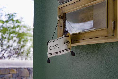 a sign that says online hanging from a window at Casa com pátio e pequena piscina in Ribeira Fria