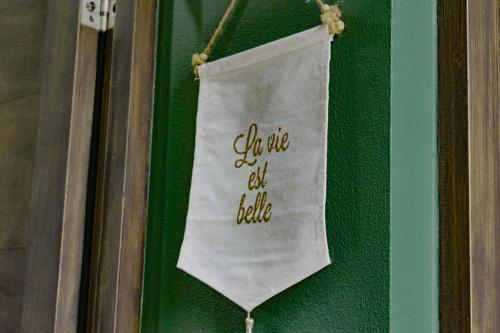a towel with the words give us all hello hanging on a door at Casa com pátio e pequena piscina in Ribeira Fria