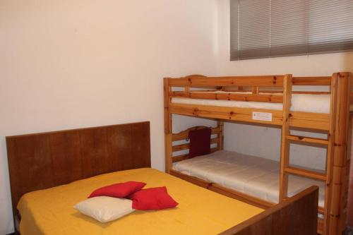 - une chambre avec des lits superposés et un lit double dans l'établissement Front de mer pour ce charmant T2 proche commerces - 6OND33, à Saint Cyprien Plage