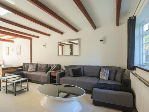 Ruang duduk di Pass the Keys Idyllic Home in Picturesque Village of Wraysbury
