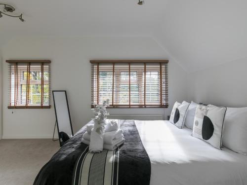 Katil atau katil-katil dalam bilik di Pass the Keys Idyllic Home in Picturesque Village of Wraysbury