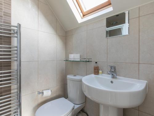 Bilik mandi di Pass the Keys Idyllic Home in Picturesque Village of Wraysbury