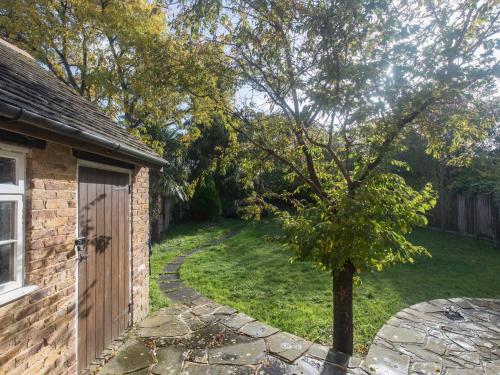 Taman di luar Pass the Keys Idyllic Home in Picturesque Village of Wraysbury