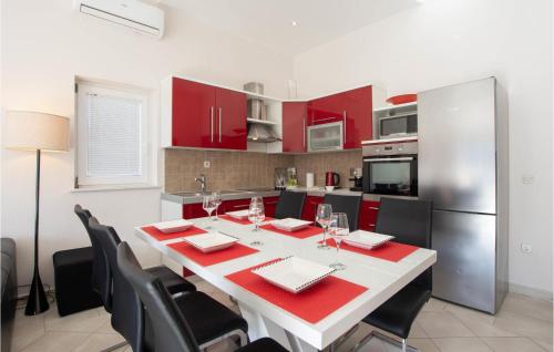Dapur atau dapur kecil di Three-Bedroom Apartment In Ostrvica