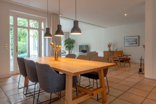 a dining room with a wooden table and chairs at Altstadt Apartments Verden in Verden