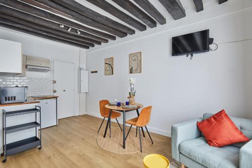 un salon avec un canapé et une table dans l'établissement Charming Studio Center of Paris, à Paris