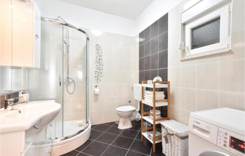 Bilik mandi di Lovely Home In Neoric