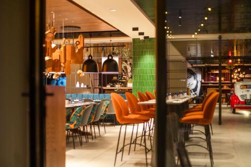 Un restaurante u otro lugar para comer en The NINE Lifestyle Experience