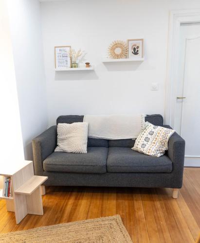 - un salon avec un canapé gris dans l'établissement L'orée des thermes, à Niederbronn-les-Bains