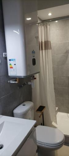 une salle de bain avec des toilettes blanches et une douche dans l'établissement Location Studio manosque Centre ville, à Manosque
